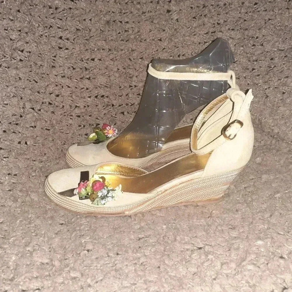 HEYRAUD 1921-Embellished Beige Suede-Flowers/Bells-Wedge-Sz 37-Excellent - Picture 2 of 7